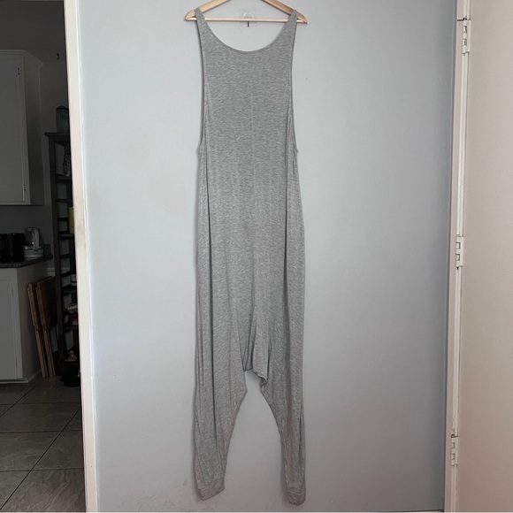 Gray Sleeveless Drop Crotch Romper with Pockets & Tapered Legs 22” ptp (Large) - Picture 6 of 8